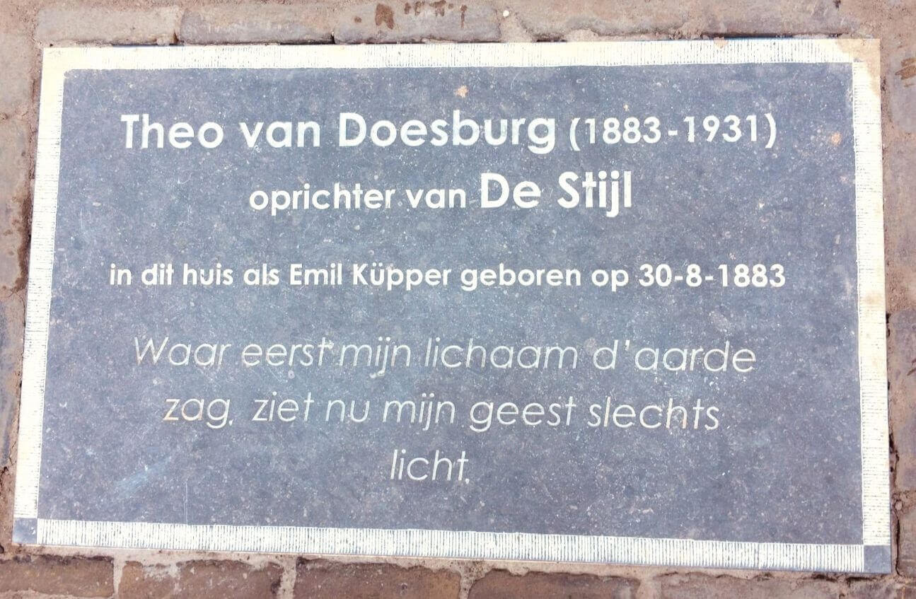 Kunstenaar Van Doesburg geëerd met steen