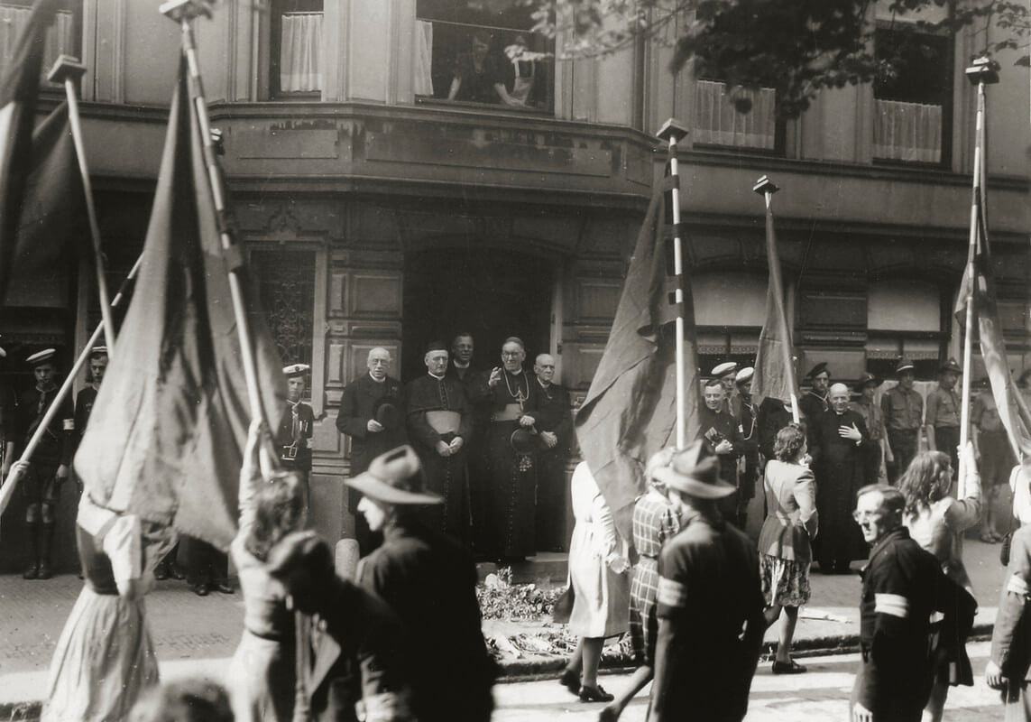 Het defilé op de Maliebaan ter ere van aartsbisschop De Jong. Foto: HUA