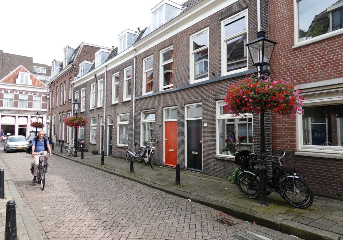 De Bergstraat met bloembakken richting St. Jacobsstraat. Foto: Dik Binnendijk (2019)