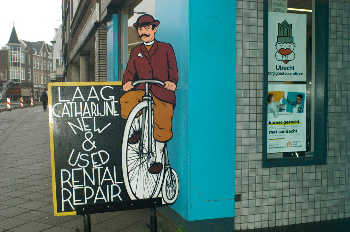 Aan de Nachtegaalstraat is de fietsenmaker voorzien van affiches. Foto: Frans de Jonge