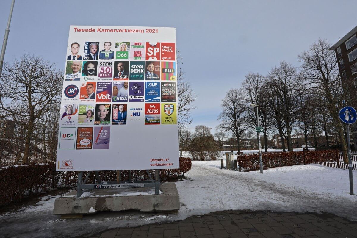 Modern, steriel verkiezingsbord in Utrecht. Foto: Ton van den Berg