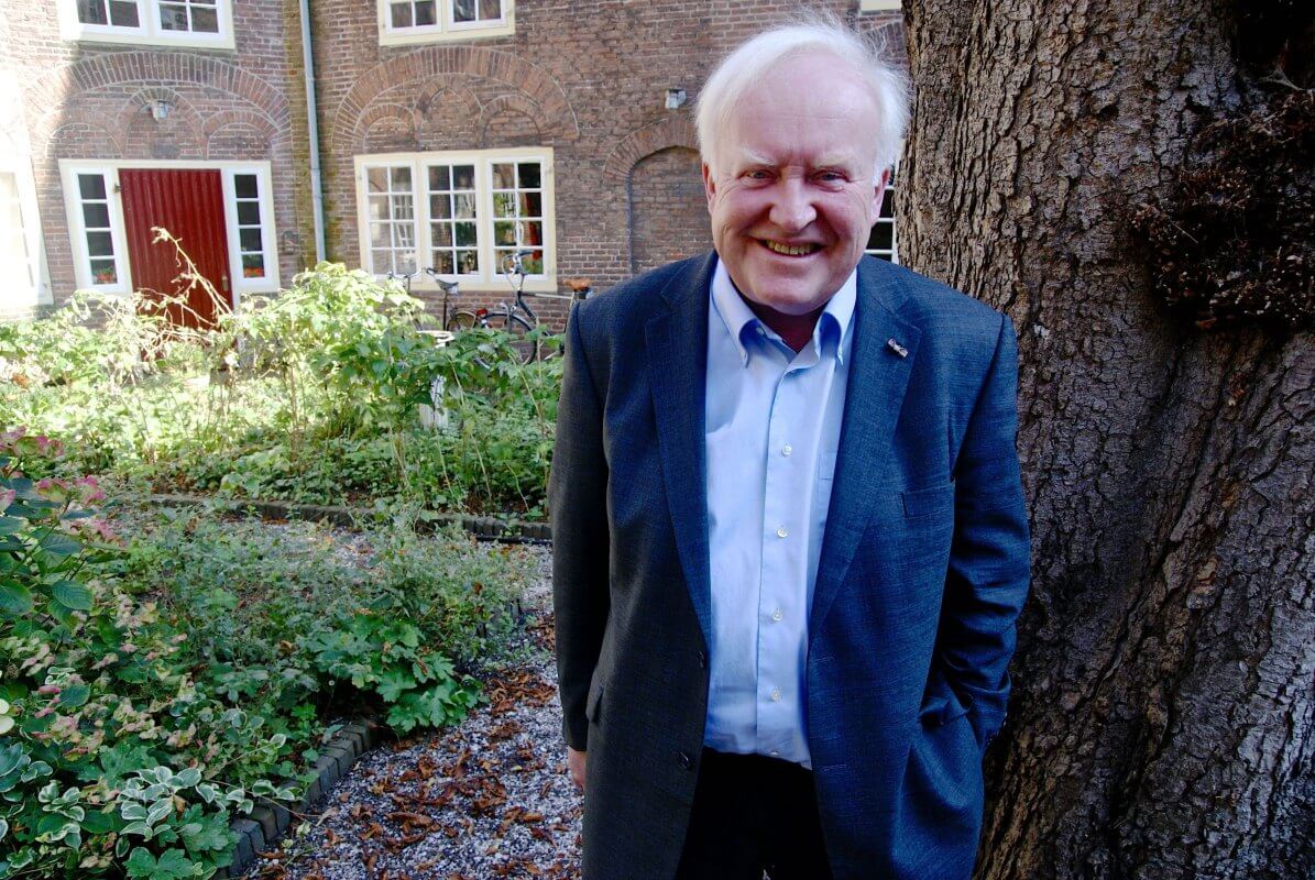 Ubbo Hylkema in 2008 in de Begijnehof van het Sint Nicolaasklooster. Foto: Ton van den Berg