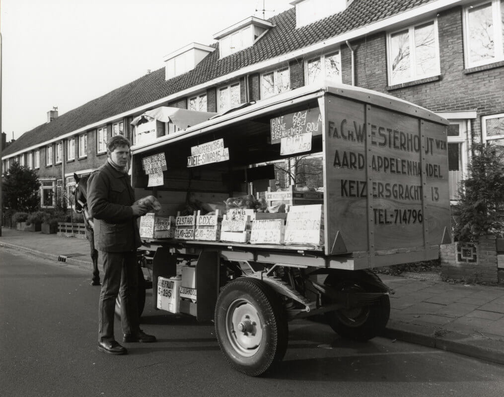 Hein Westerhout was de laatste groenteman die, in 1988, in Utrecht aan huis groente, fruit en aardappelen verkocht. Foto: HUA