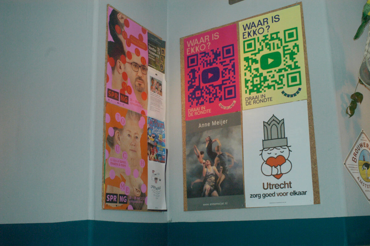 De affiches in restaurant Hemingway. Alleen de poster met het beeld van Dick Bruna herinnert nog aan corona. Foto: Frans de Jonge