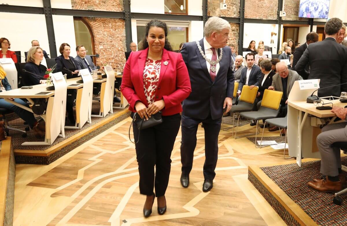 Simone Richardson in de raadzaal van Utrecht tijdens herbenoeming Van Zanen januari 2020. Foto: Ton van den Berg