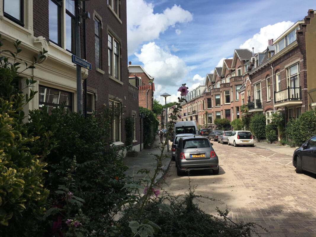 De Bellamystraat gezien in de richting van de Valkstraat. Foto: Dik Binnendijk