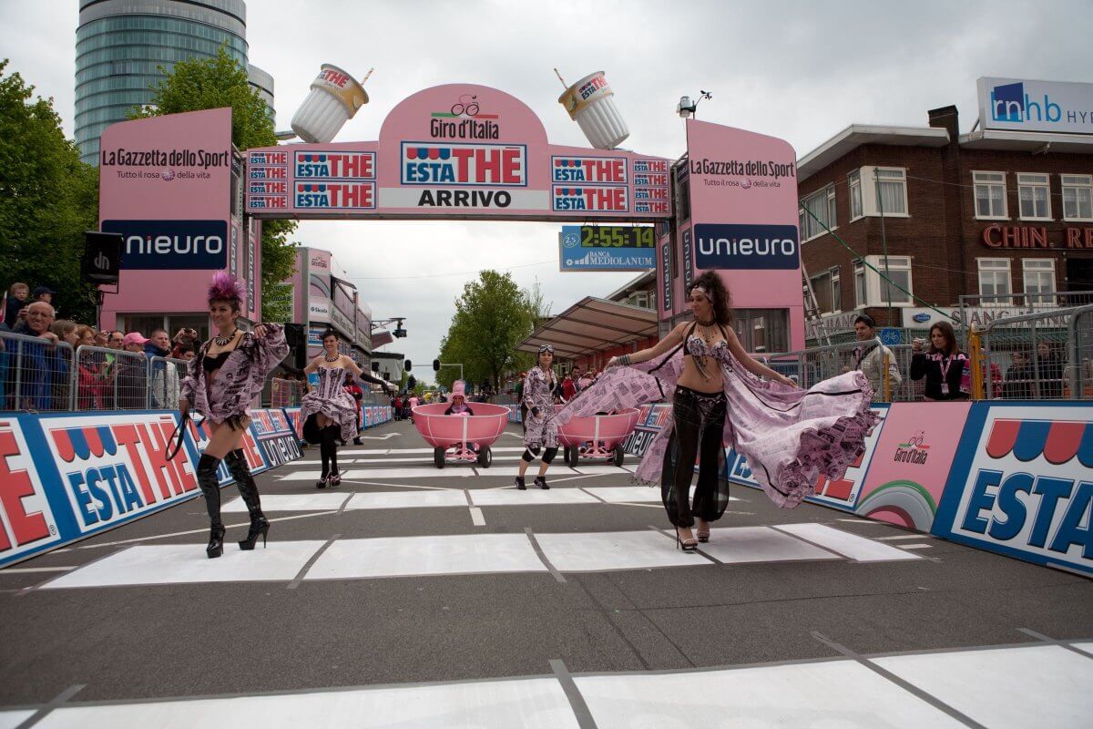 De Giro d'Italia in 2010 in Utrecht aan de Croeselaan. Foto: Ton van den Berg