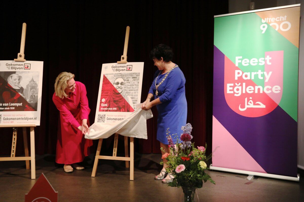 Onthulling van een van de portretten van het project Gekomen om te Blijven door wethouder Klein en burgemeester Dijksma. Foto: Ton van den Berg
