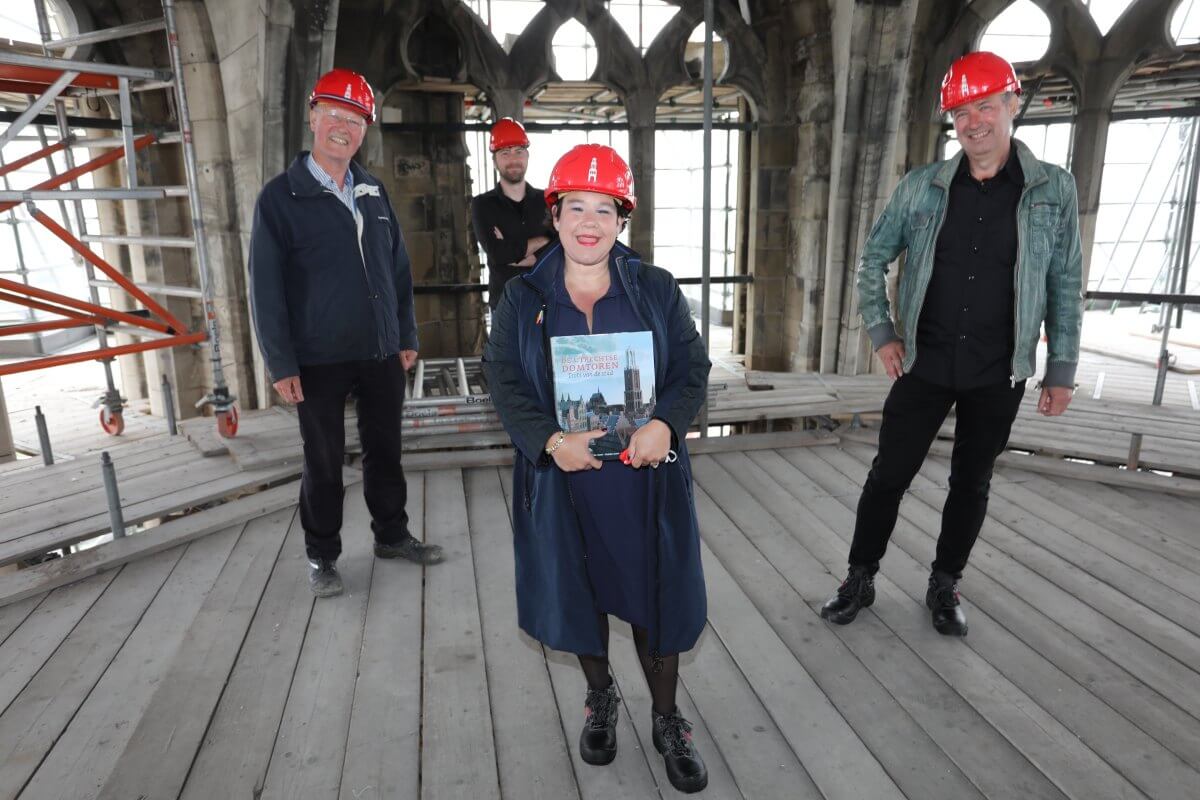 Burgemeester Sharon Dijksman met de auteurs Frans Kipp, Daan Claessen en Rene de Kam. Foto: Ton van den Berg