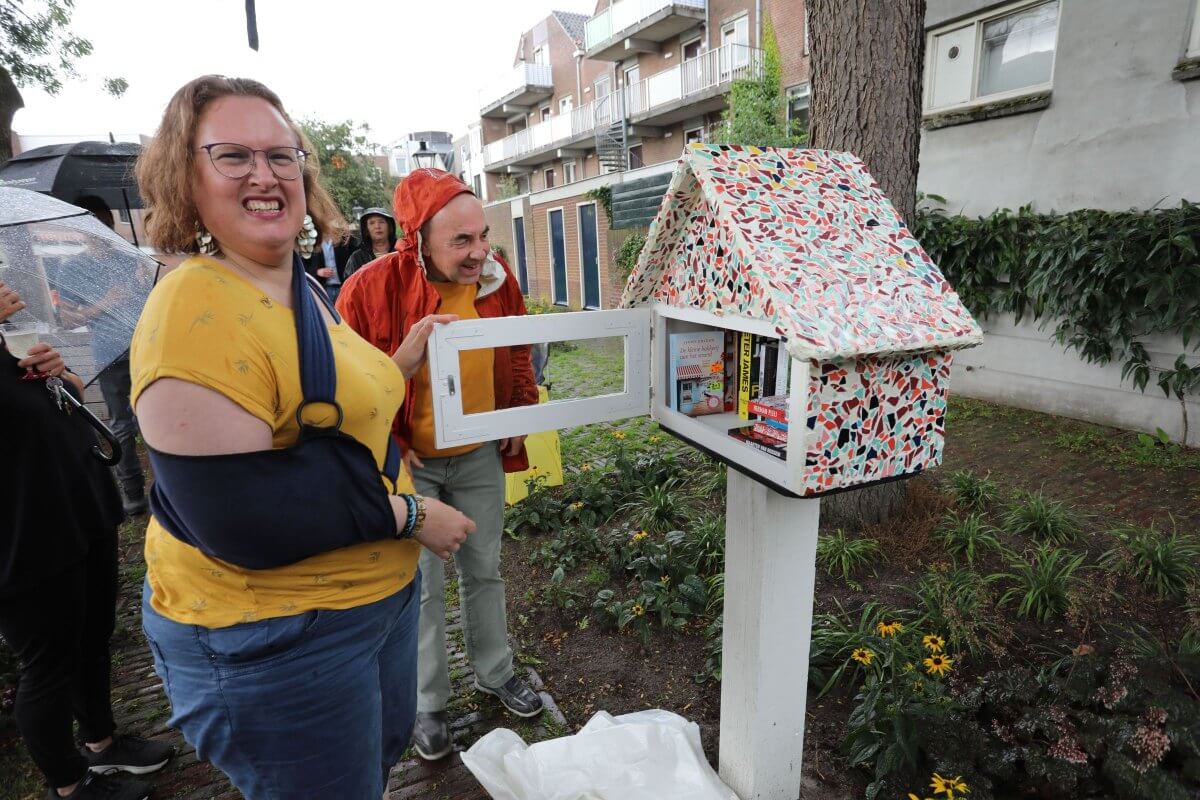 Elise onthult het door haar van keramiek voorziene biebhuisje. Foto: Ton van den Berg