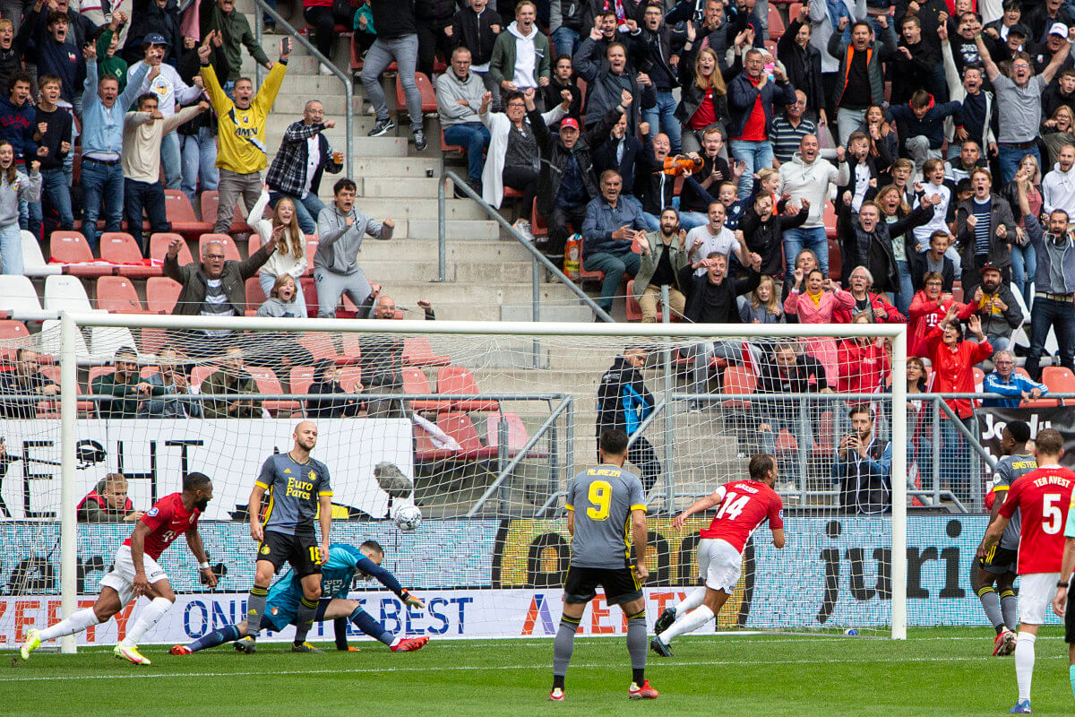 Kort voor rust de 1-1 door aanvoerder Janssen. Foto's: Jeroen Stoops
