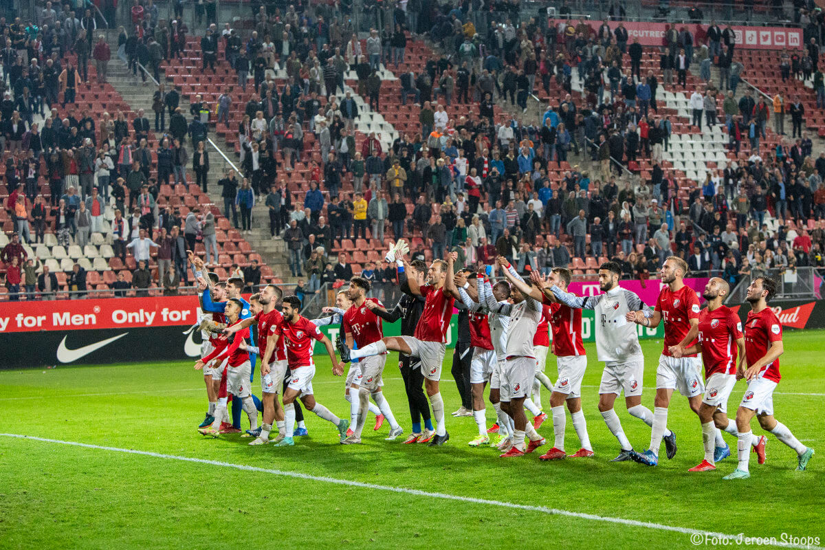 Spelers bedanken de 12e man die luidkeels zong dat ‘Ajax er zondag aan gaat’.