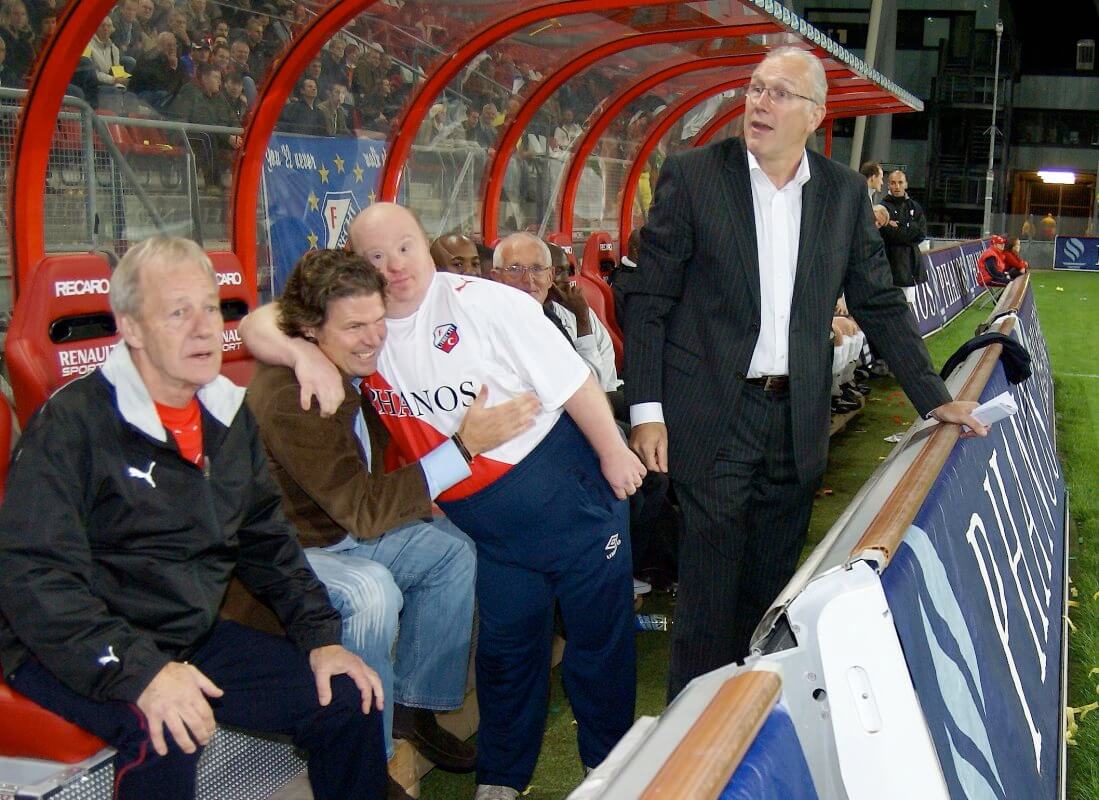 Jantje knuffelt in 2007 met Frans Adelaar, rechts Ronald Spelbos. Foto: Ton van den Berg