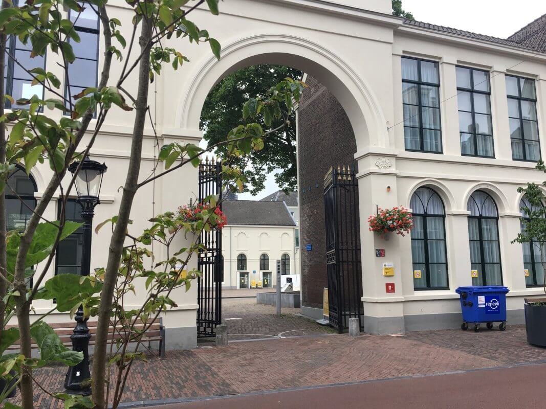 Toegangspoort aan de Wittevrouwenstraat naar de Universiteit Bibliotheek. Foto: Dik Binnendijk