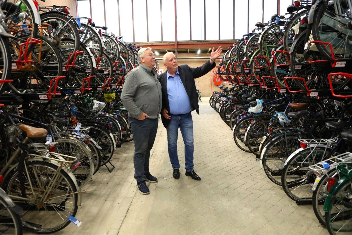 Frans van Seumeren in het fietsendepot van U-stal met manager Rob Kreugel. Foto: Ton van den Berg