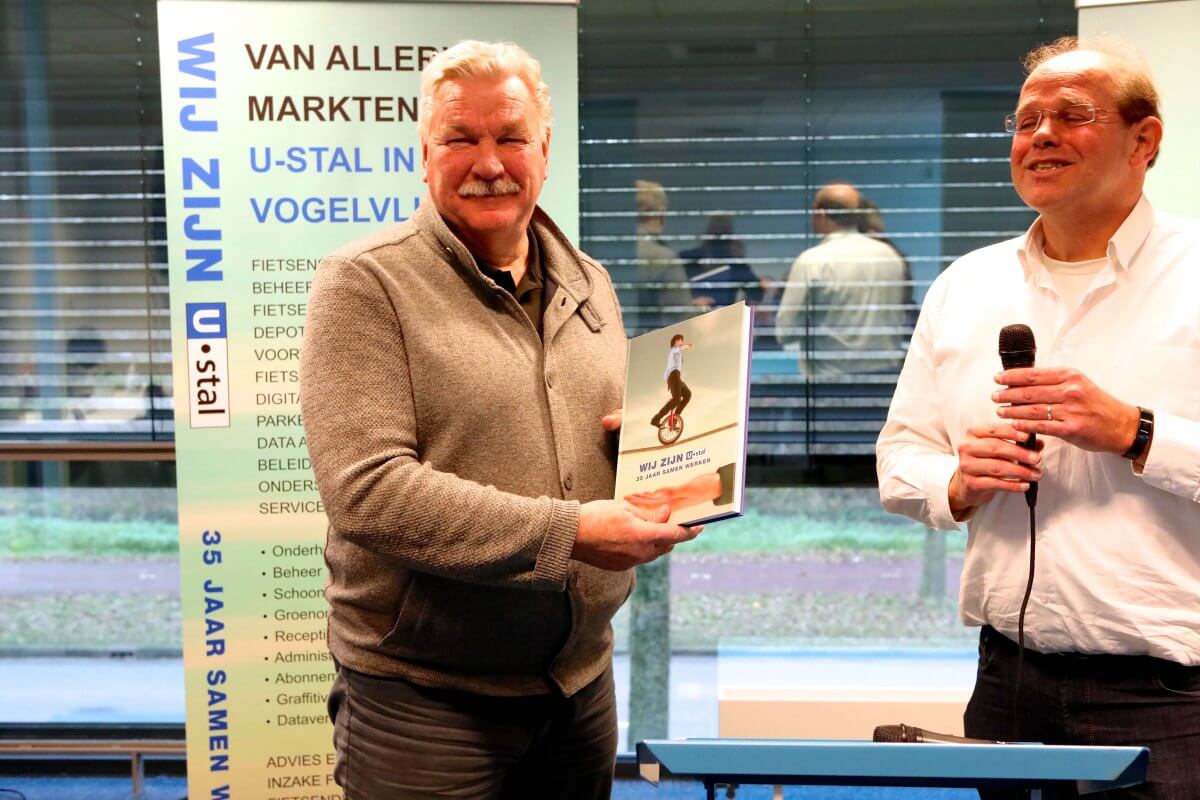 Frans van Seumeren met herdenkingsboek 'Wij zijn U-stal', rechts manager Pieter Mosterd. Foto: Ton van den Berg