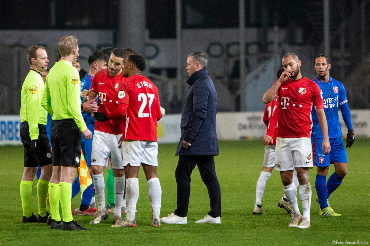 Terwijl trainer Hake toekijkt hoe Mahi en Timber na het laatste fluitsignaal in discussie zijn met scheidsrechter Martens, spreekt het gezicht van aanvoerder Van der Maarel boekdelen; Weer geen drie punten.