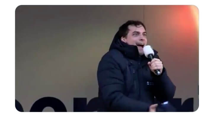 Thierry Baudet op het Jaarbeursplein, net na zijn uitlating. Foto: still uit een videoopname.