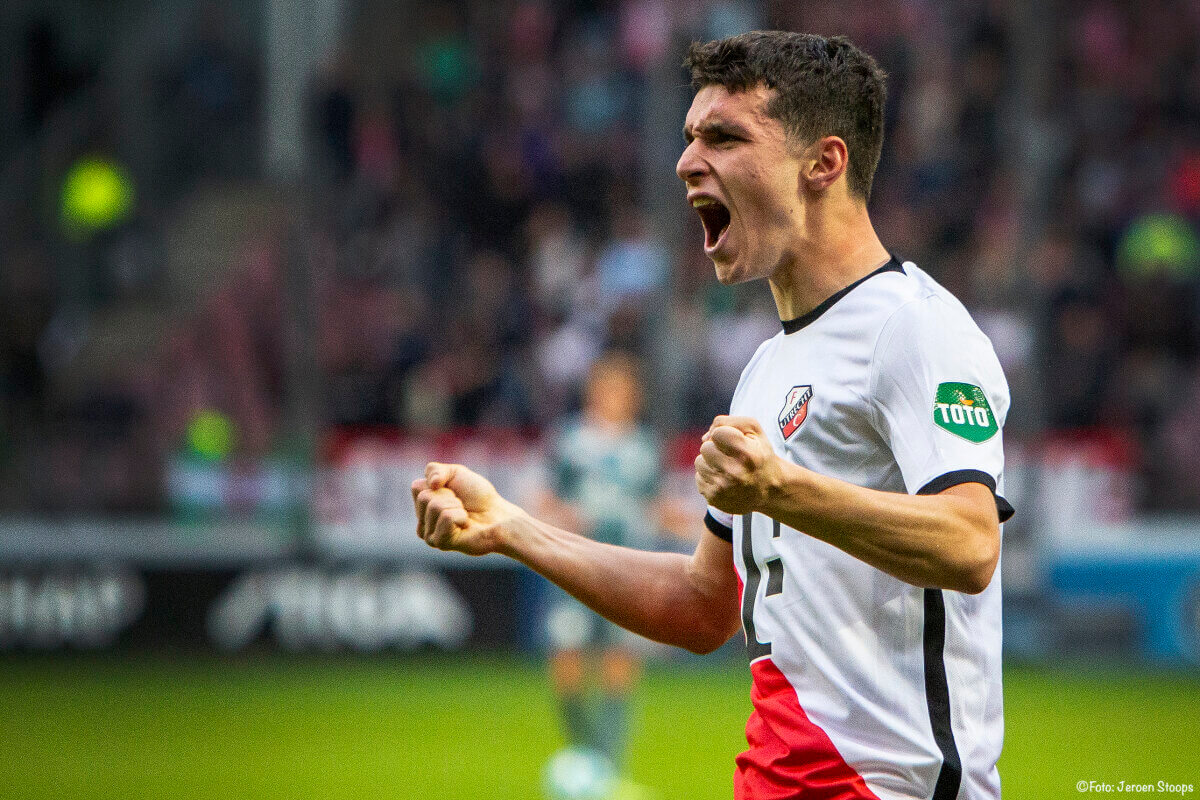 Kort na rust maakt Douvikas de 2-0 En is daar uiteraard erg blij mee. Foto's: Jeroen Stoops