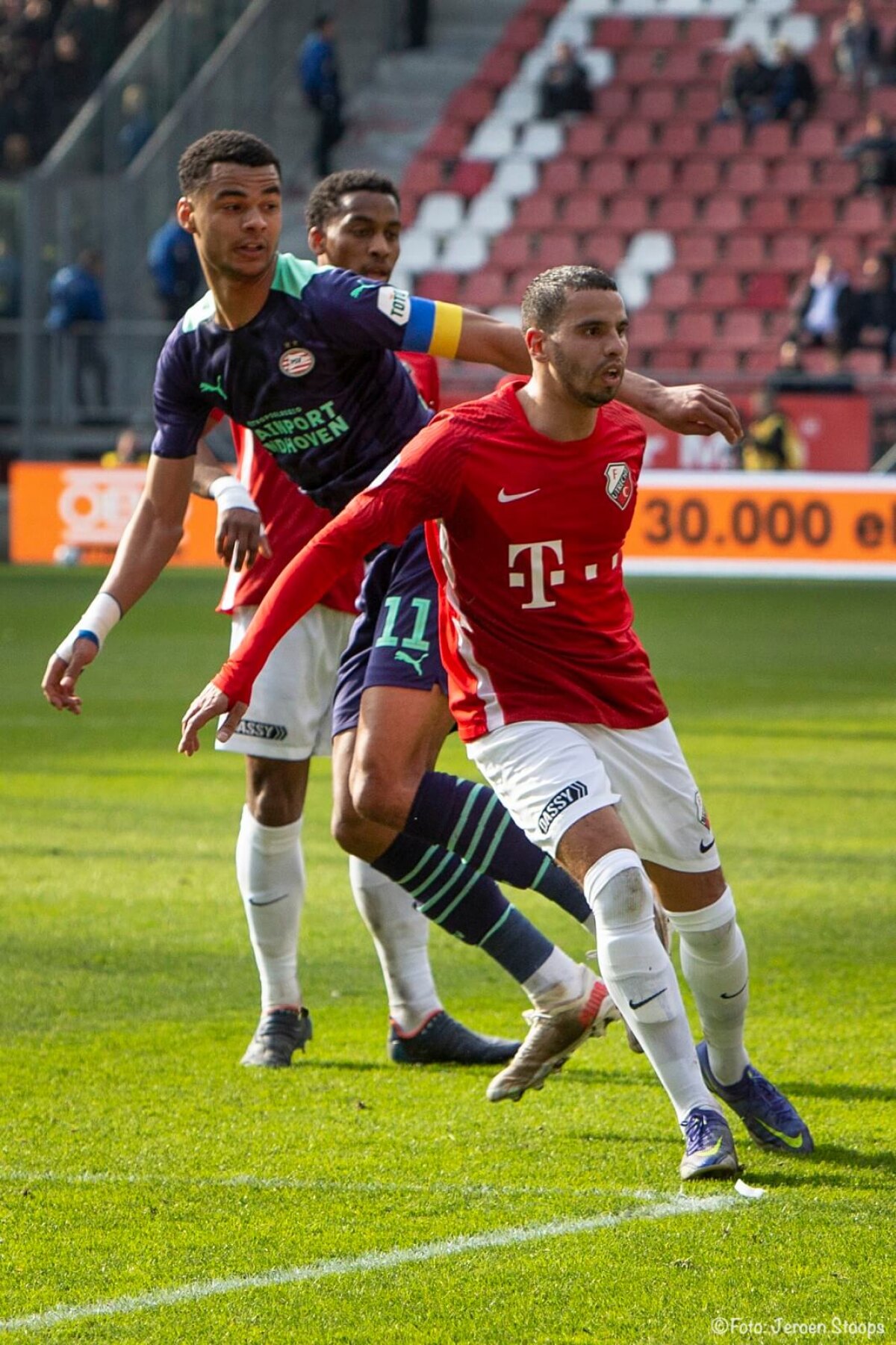 Maher was vanmiddag de aanvoerder van FC Utrecht. Hier in duel met de aanvoerde van PSV, Gakpo.