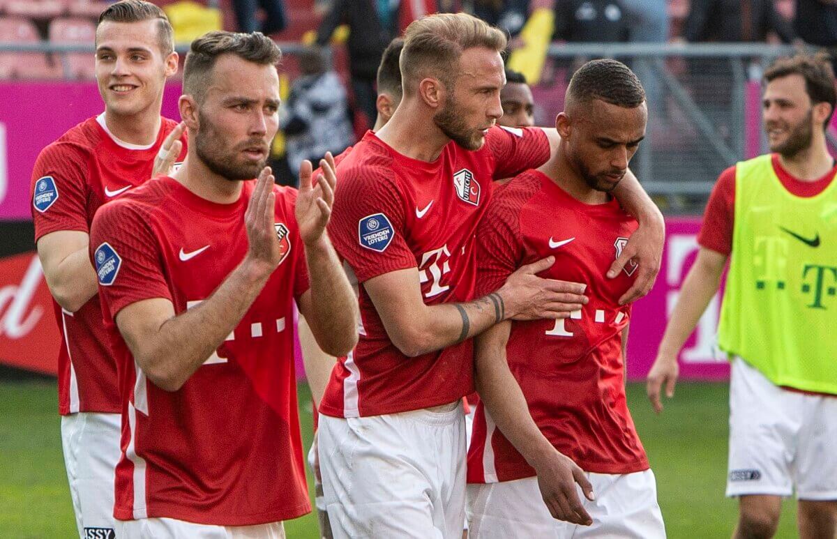 De spelers bedanken het publiek. Van der Hoorn troost een balende St. Jago. Foto's: Jeroen Stoops