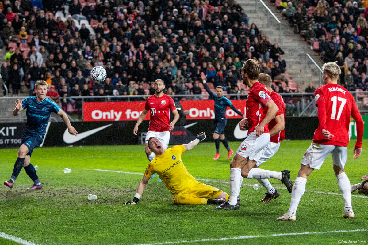 Bal onderweg naar de 2-1. Na een VAR-check keurde Van der Eijk het doelpunt af. Foto's: Jeroen Stoops