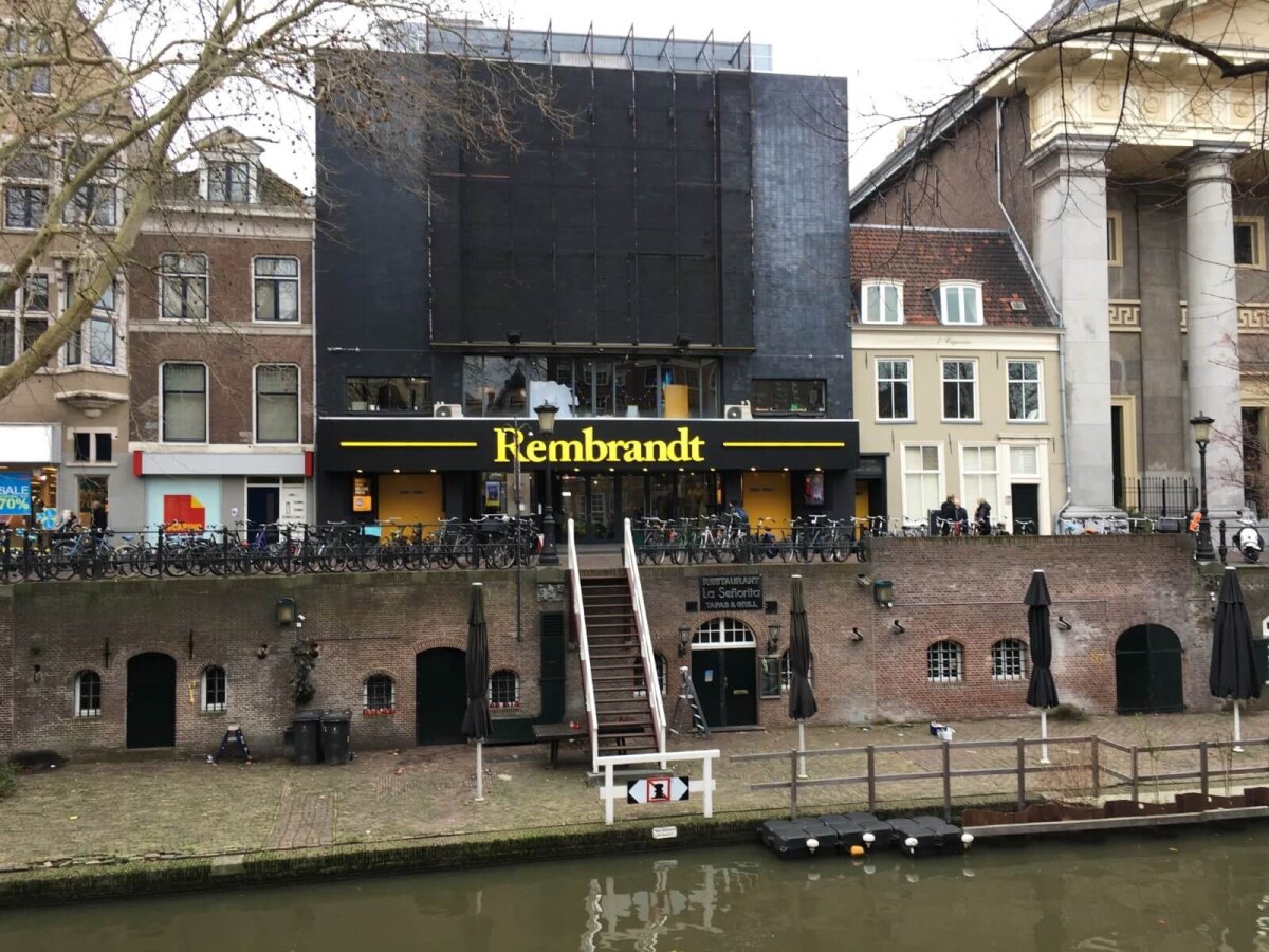 Trap naar de feestkelder. Foto: Dik Binnendijk (2019)