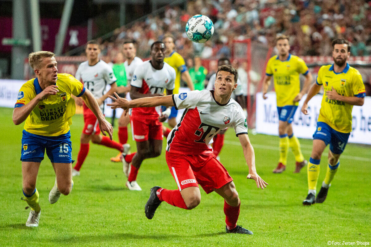 Invaller Douvikas gaat naar de bal. Foto: Jeroen Stoops