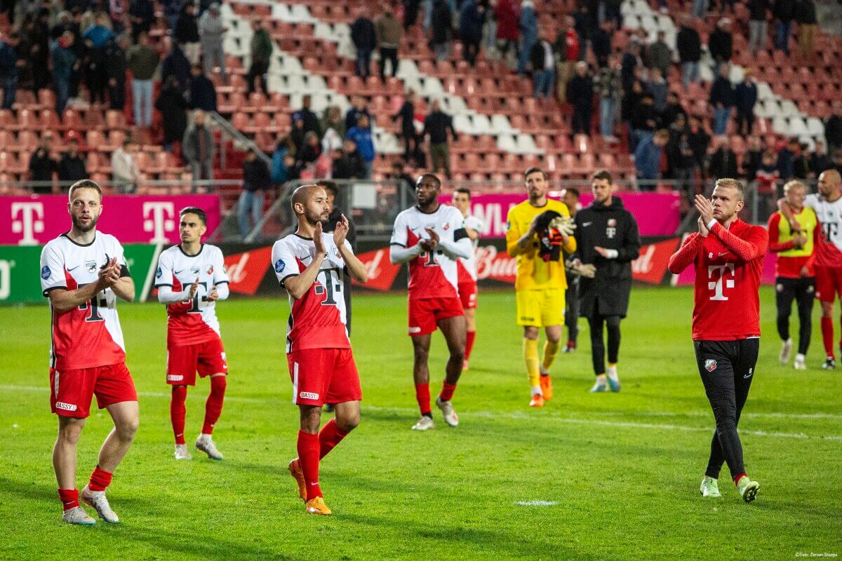 De FC Utrecht-spelers bedanken het publiek. Een pittige return wacht. Foto: Jeroen Stoops