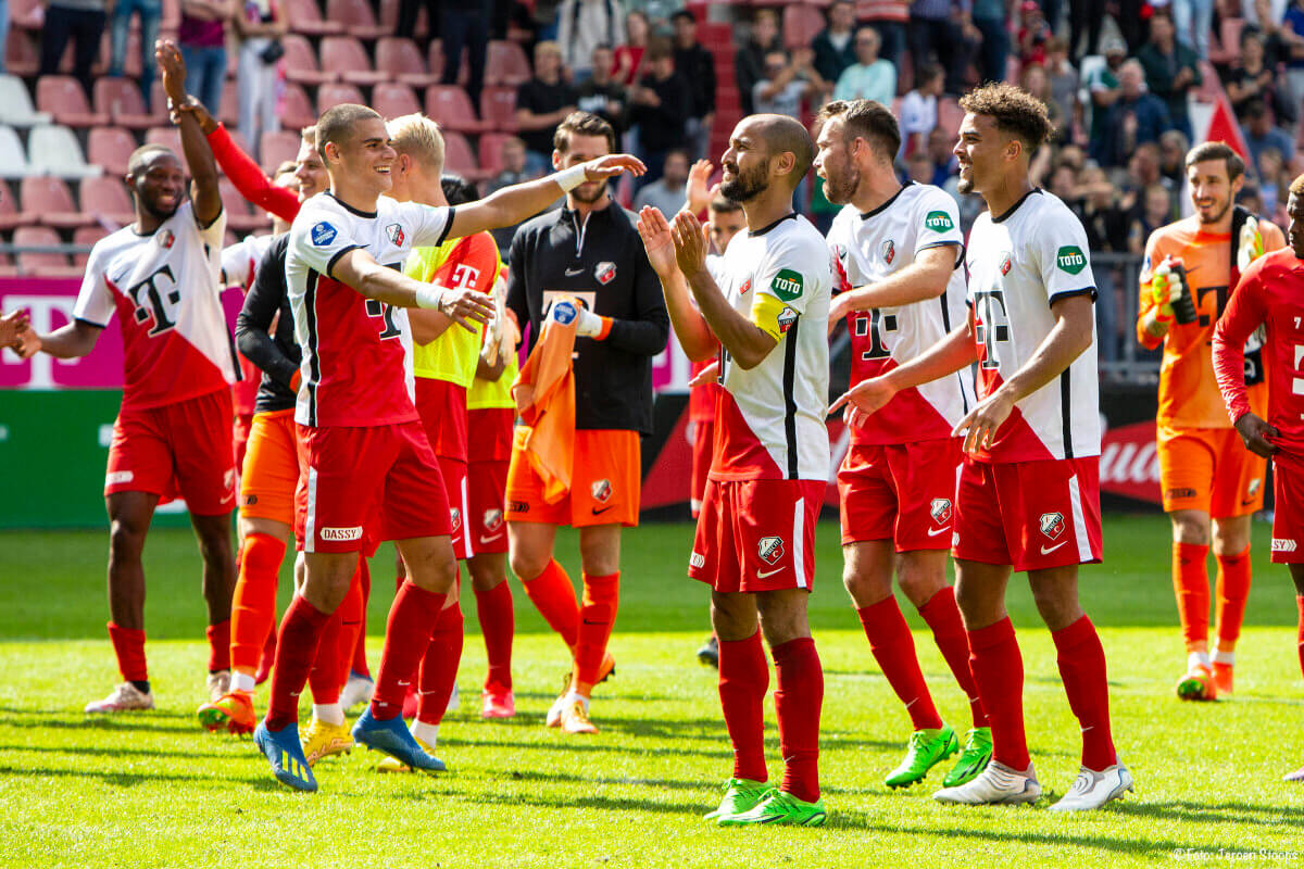 Aanvoerder Van der Maarel viert temidden van zijn ploeggenoten de overwinning. Foto: Jeroen Stoops