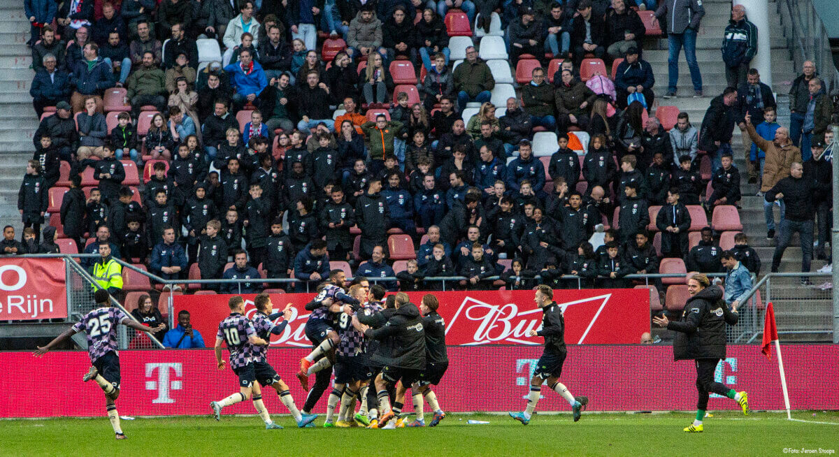 De City-zijde kijkt toe hoe de spelers van Go Ahead Eagles de winnende treffer vieren. Foto's: Jeroen Stoops