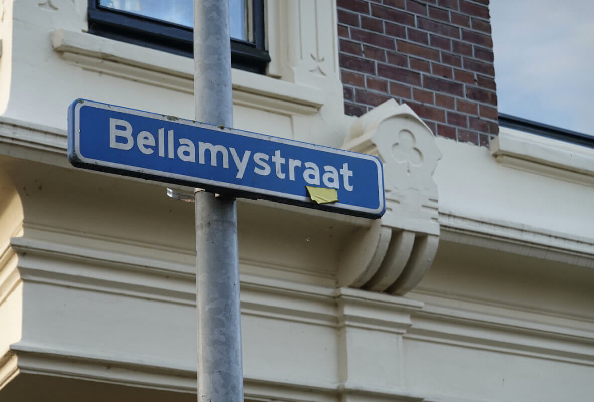 Het stukje gele tape op dit straatnaambord zit er al een eeuwigheid. Foto: Dik Binnendijk
