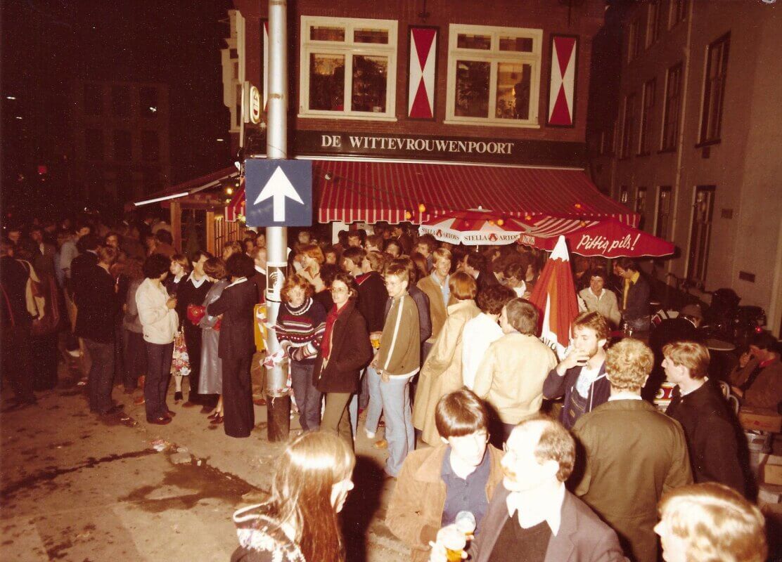 Terras van De Wittevrouwenpoort op een zomeravond rond 1980. Foto: familie Cats