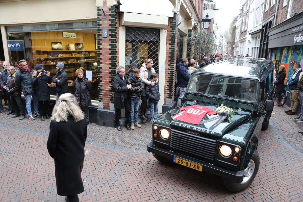 De Landrover met Ralph Bond passeert bakkerij Bond en Smolders aan de Lijnmarkt. Foto: Ton van den Berg