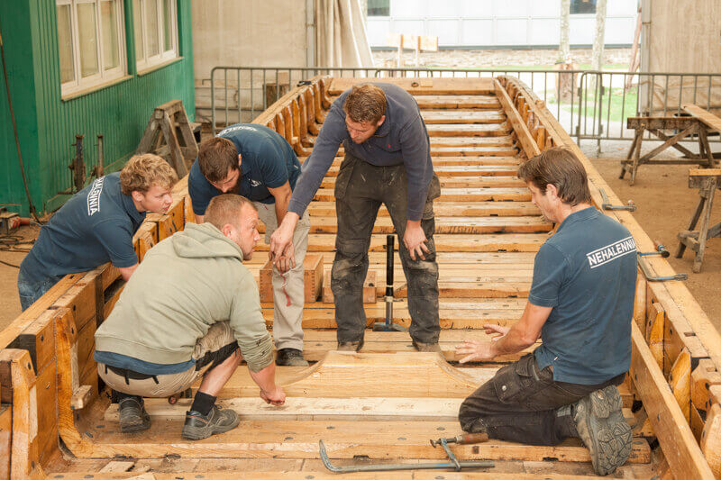 Kees Sars bouwt met anderen een replica van een pont. Foto