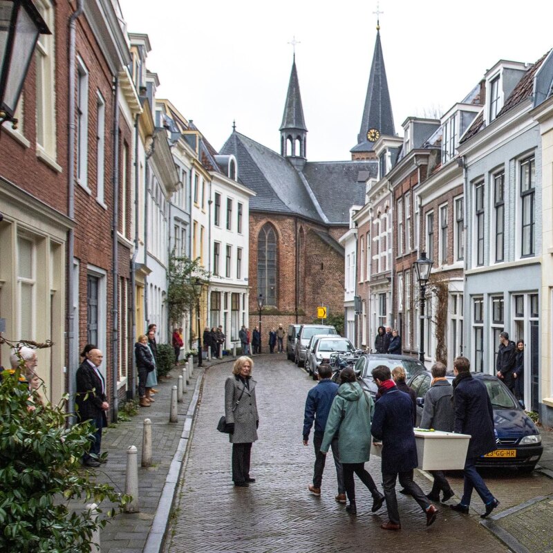 De kist met Theo van de Vathorst wordt door de Geertestraat gedragen. Foto: Ton Verweij