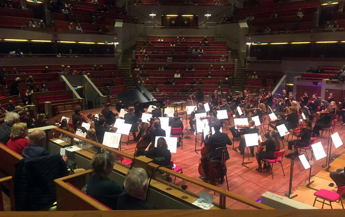 Het stemmen van de instrumenten onder leiding van de concertmeester. Foto: DB