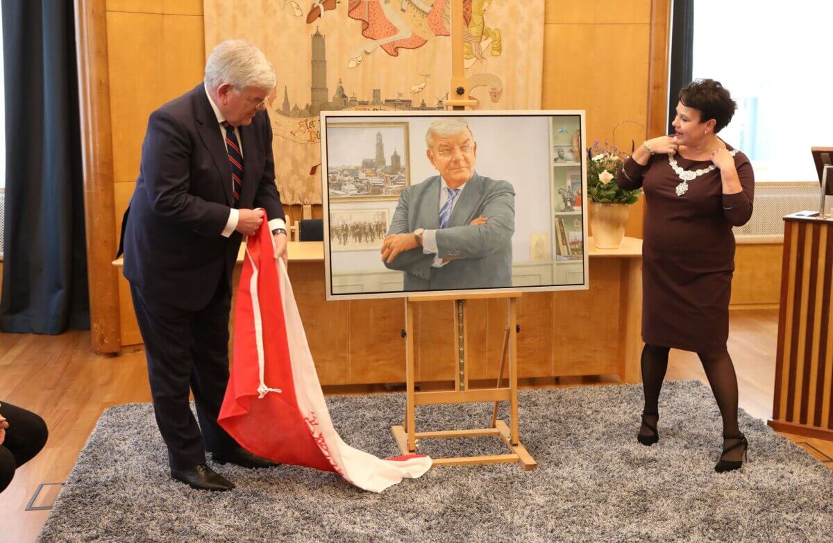 De onthulling van het schilderij van Van Zanen, gemaakt door Nico Heilijgers. Foto: Ton van den Berg