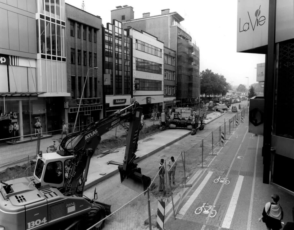 Aanleg van de hov-busbaan in de Lange Viestraat in 1997. Foto: Het Utrechts Archief