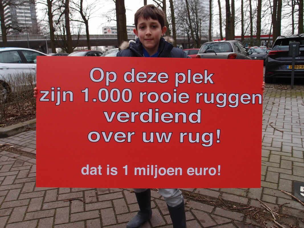 De 11-jarige Jaron Chalias uit de Boleroflat aan de Ravellaan demonstreerde mee tegen de bouw van een torenflat aan het Rachmaninoffplantsoen. Foto: Louis Engelman