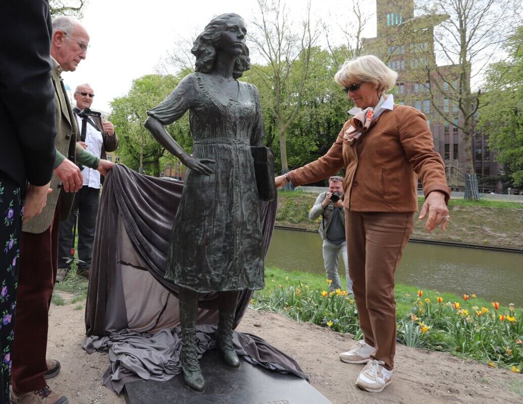 De onthulling van het beeld van Truus van Lier door leden van de familie Van Lier. Foto's: Ton van den Berg
