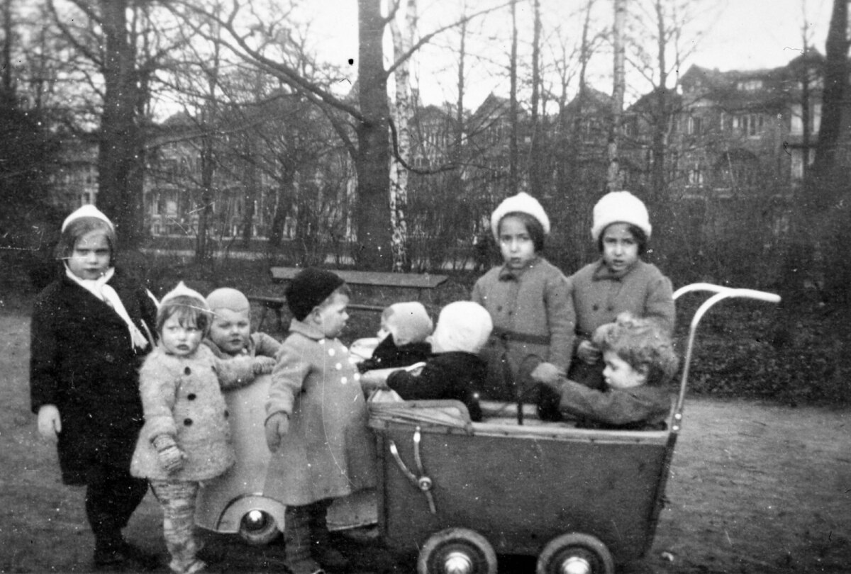 Deetje en Joekie, een tweeling uit Amsterdam rechts op de foto, waren de eerste joodse bewoners van Kindjeshaven. Ze waren drieënhalf toen ze binnenkwamen en zijn tot het einde toe gebleven. Foto: HUA