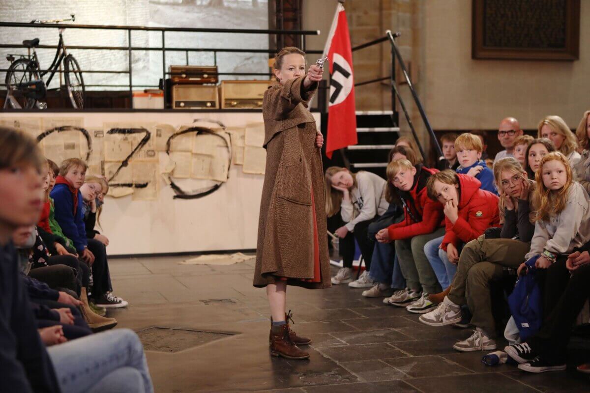 De actrice Elles Leferink als Truus in de voorstelling in de Domkerk op 4 mei 2022. Foto: Ton van den Berg