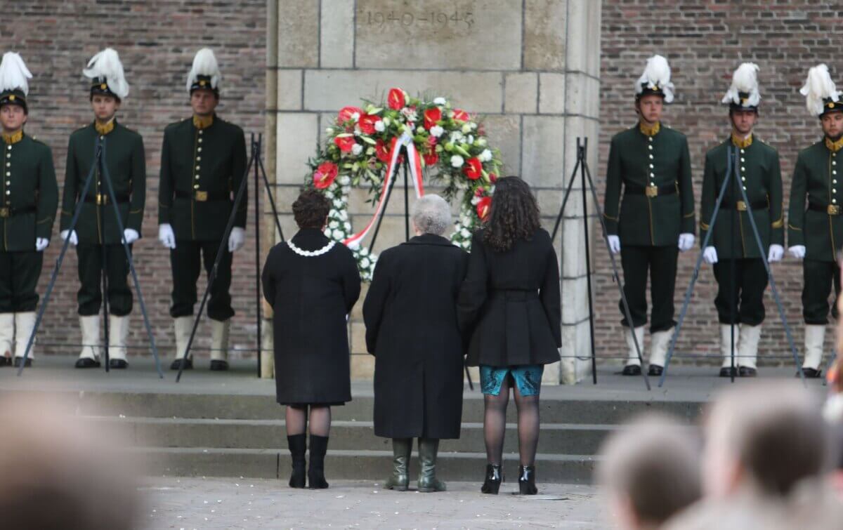Dijksma legde samen met nabestaanden Anouk van Lier en haar dochter Michèle van Lier een herdenkingskrans. Foto: Ton van den Berg