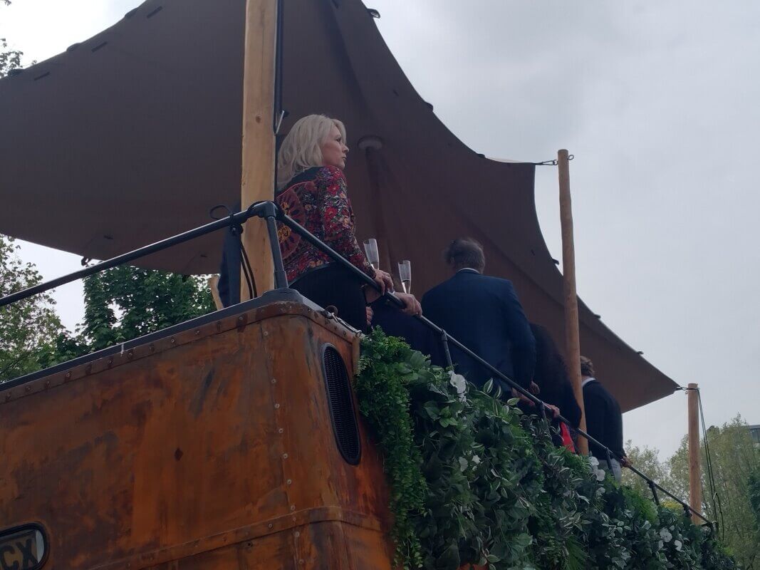 Een tot cocktailbar omgebouwde camper. Foto: Taams