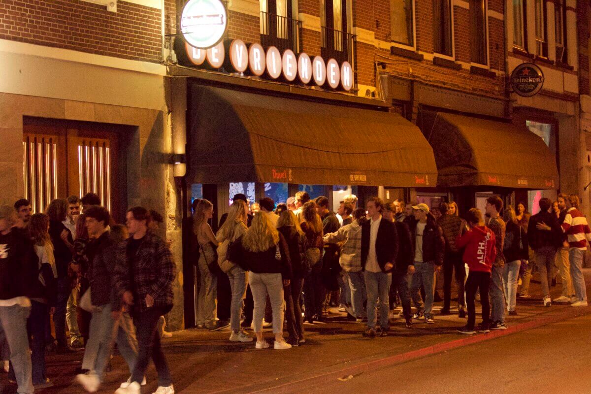 De Nobelstraat op een zaterdagavond. Foto: Ton van den Berg