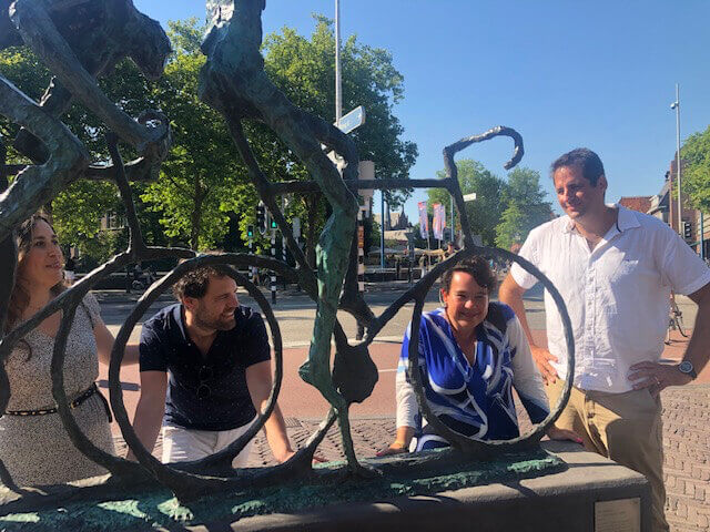 Sharon Dijksma bij het beeld van Jits Bakker met voor de kijker links van haar Tibo van de Zand, zoon van Bakker, en rechts Charles Ojalvo van de Vuelta-organisatie.. Foto: Jeroen Wielaert