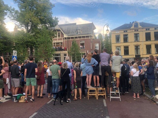 Overal rijen enthousiaste toeschouwers. Foto’s Jeroen Wielaert