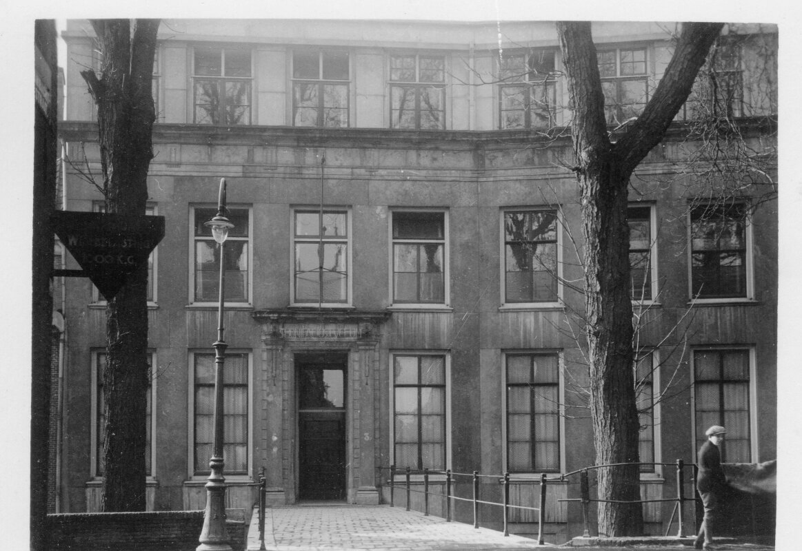 De Bonifatianen kregen van 1922 tot 1980 les in twee voormalige herenhuizen aan de Kromme Nieuwegracht.