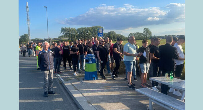 Hans van Echtelt tussen de supporters bij wegrestaurant De Lucht. Foto: Bas van der Worp
